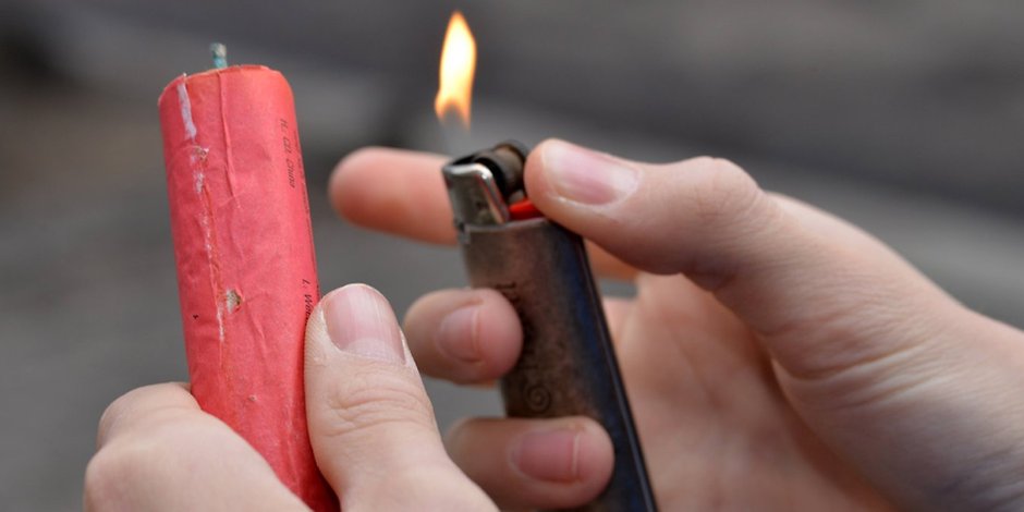 Поджигание петарды