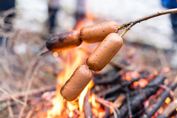 fried sausages cooked at the stake - Организация трапезы в походе: хранение продуктов, походная кухня, утварь, меню