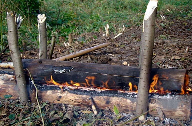 Костёр Нодья и 4 кола по бокам